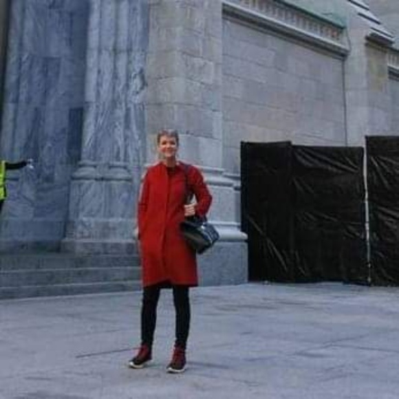 Hello.  I'm Kimi - Picture 6 of 13